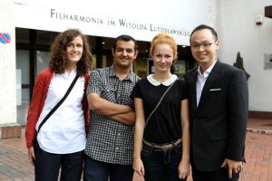 Od lewej: Izabela Wilga, Faisal Al-Bahairi, Alicja Gutowska i Lin Xiumin przed wejściem do Filharmonii Wrocławskiej.